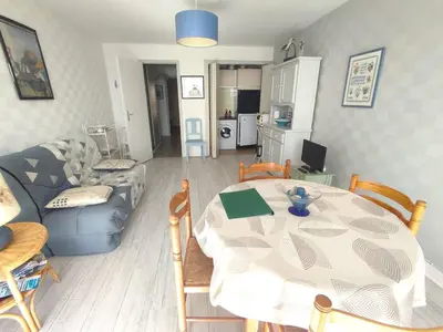Cuisine ou kitchenette dans l'établissement Appartement SUPERBE VUE MER, face à la plage de Tresmeur à TREBEURDEN - Réf 660