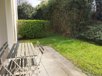 Jardin de l'établissement Appartement avec WIFI, terrasse, jardin, parking privé à 800m de la plage à Trébeurden - FR-1-368-386